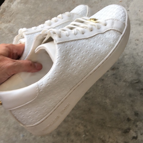 Michael Kors white tennis shoes Size 9m🌸 - Picture 4 of 6